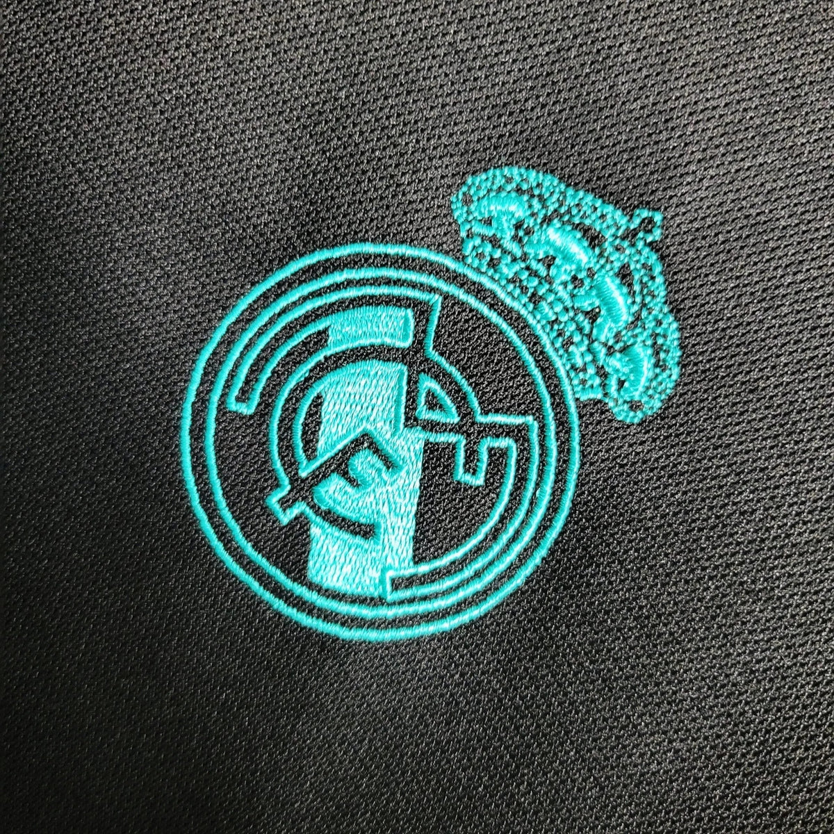 Real Madrid - Retro Away 17/18 Jersey