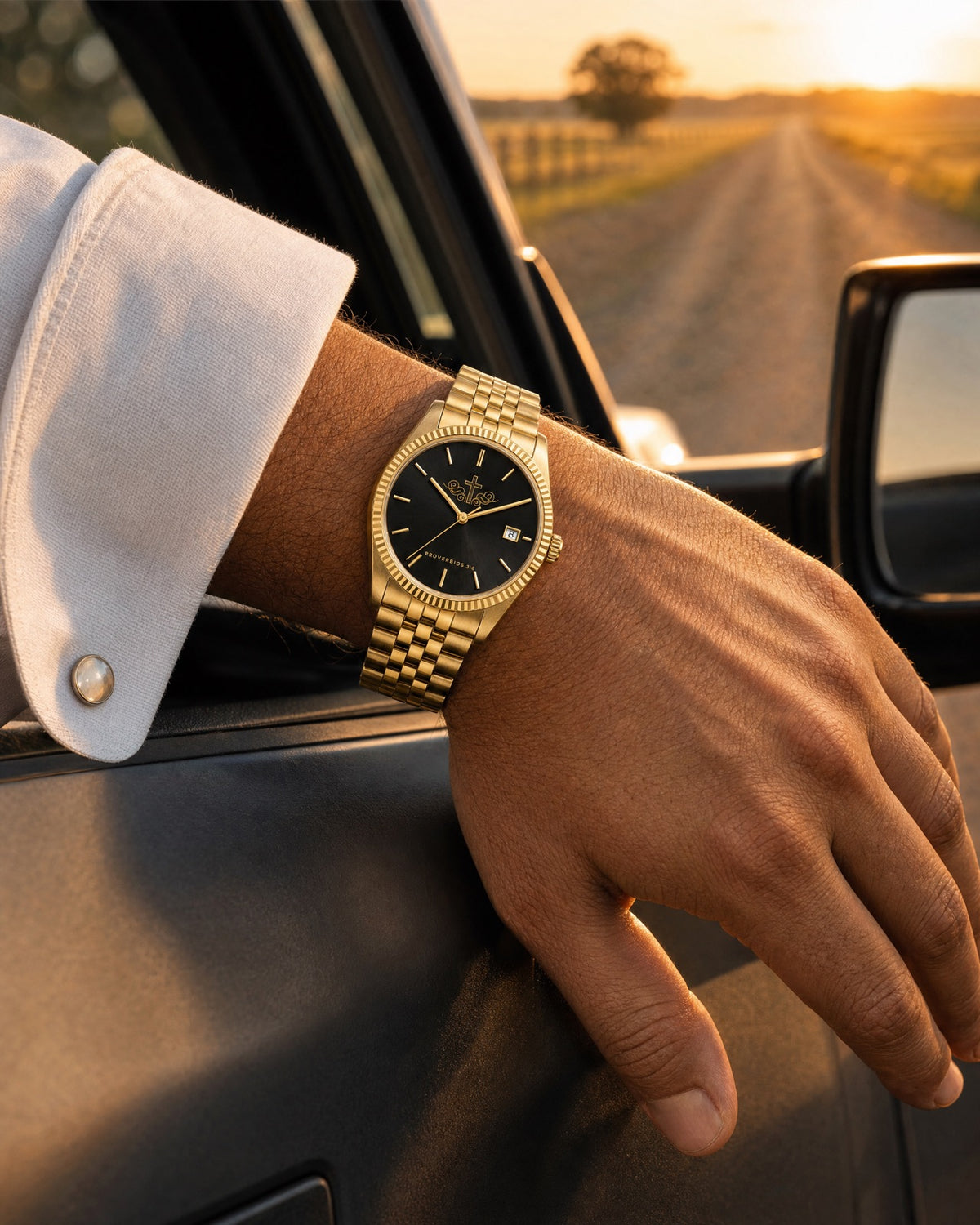 Reloj Dios por Delante en la muñeca